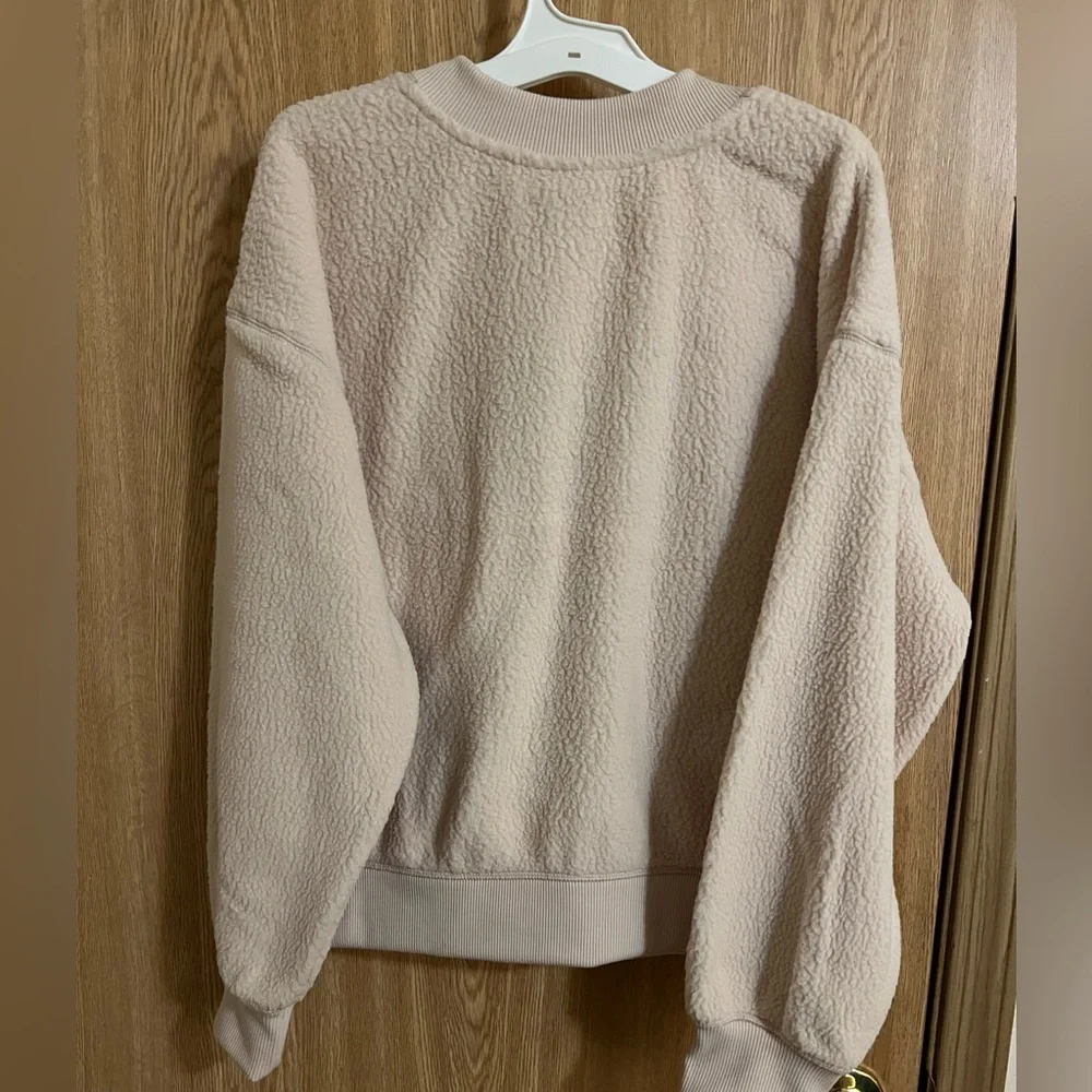 Universal Thread pullover - Picture 2 of 5